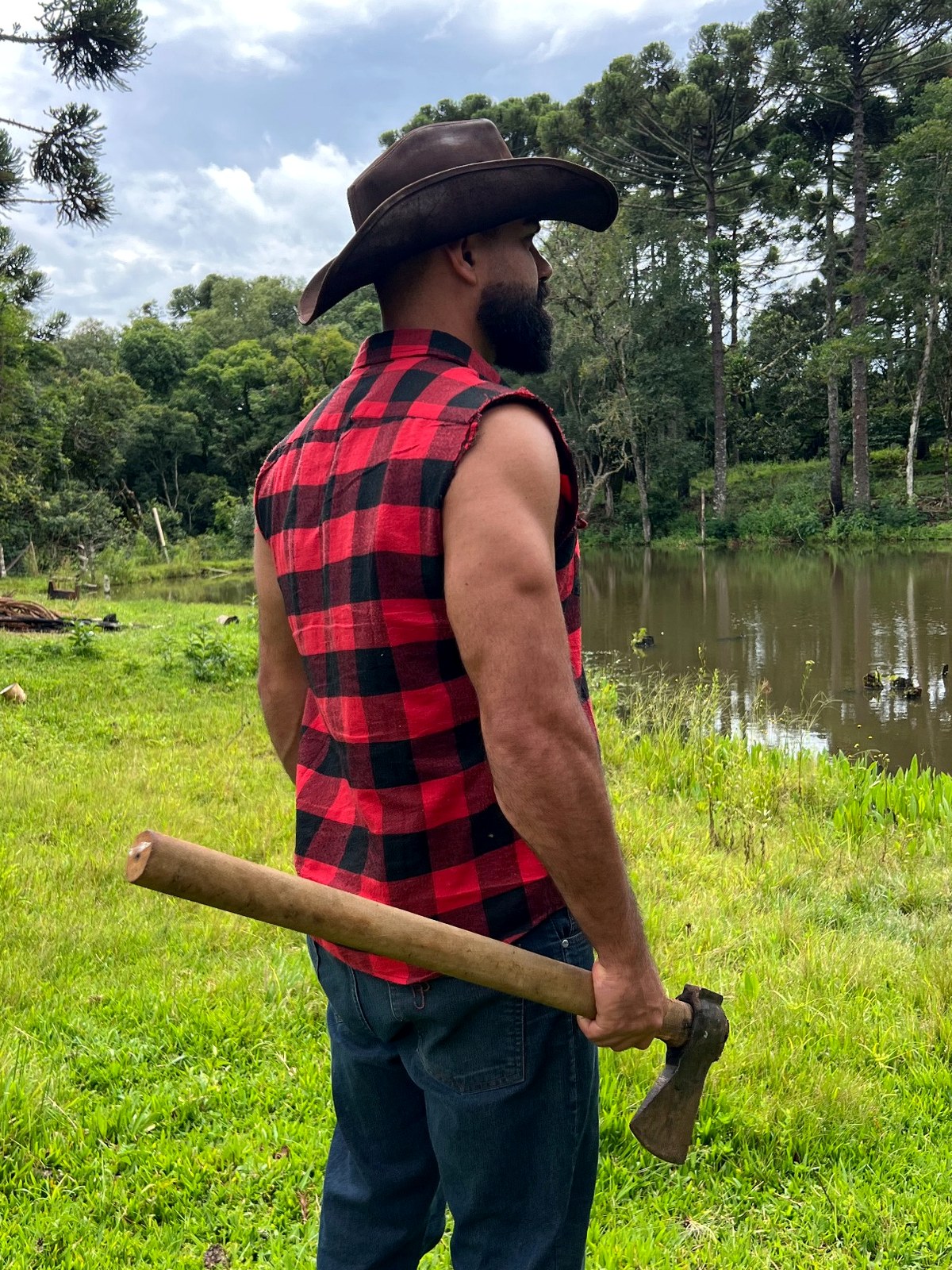 Felipe Gularte segurando um machado
