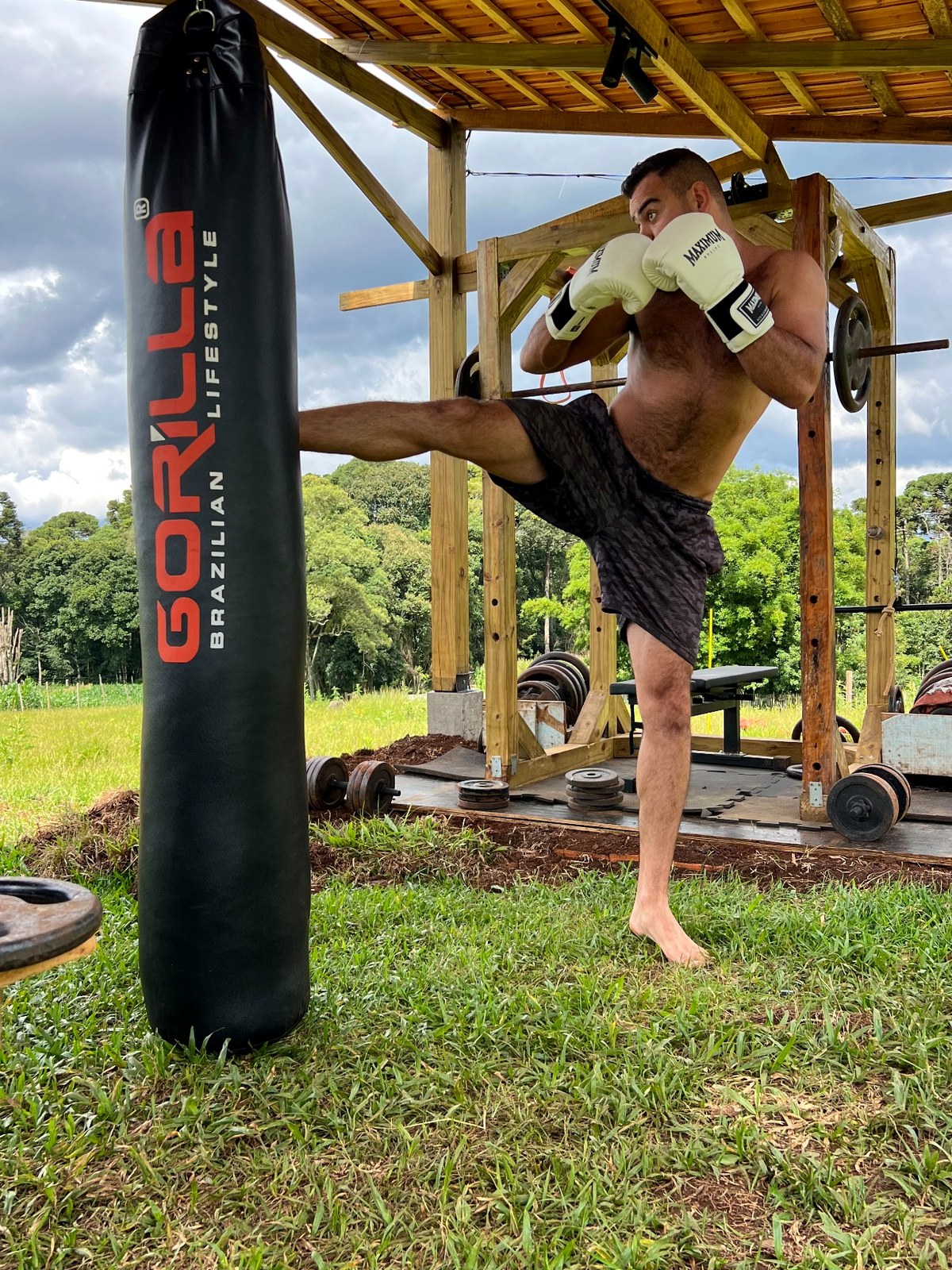 Felipe treinando chute em saco de boxe